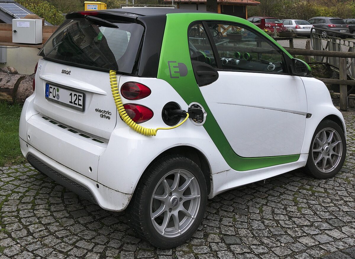 Ricaricare l’auto nel garage di casa può diventare più conveniente: dal 22 settembre puoi recuperare l’80%