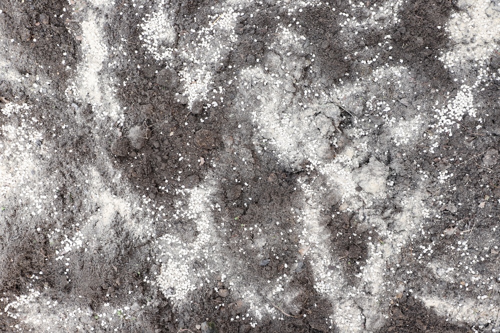 Adding,Dolomite,Flour,To,The,Soil. Adding,Dolomite,Flour,To,The,Soil.