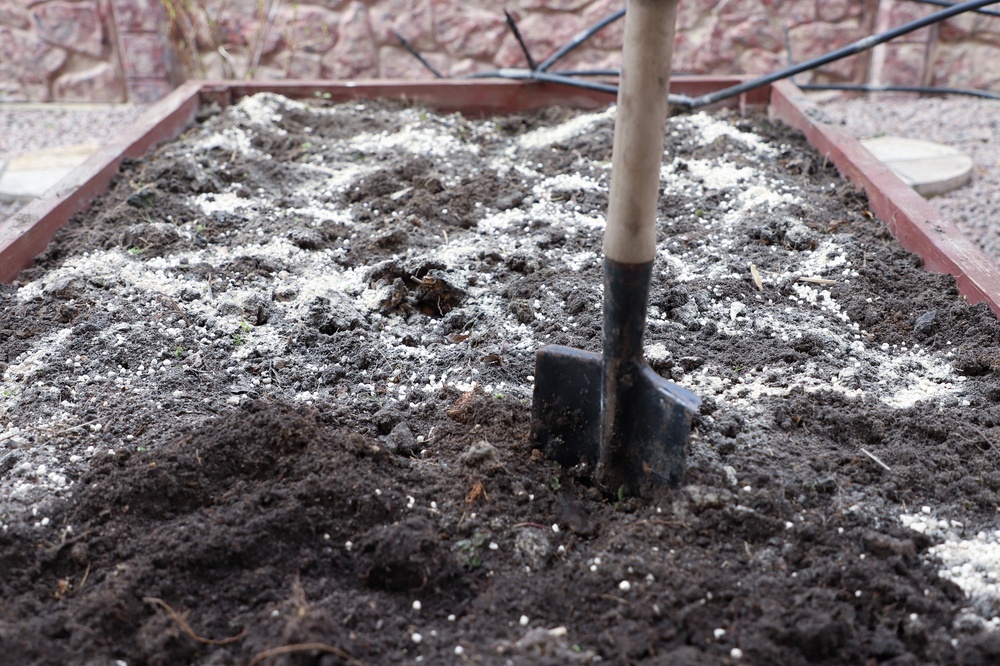 Adding,Dolomite,Flour,To,The,Soil. Adding,Dolomite,Flour,To,The,Soil.