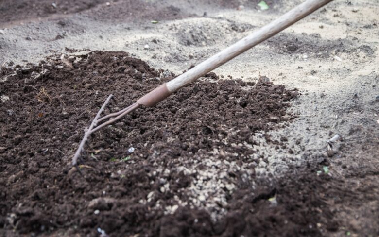 Loosening,The,Soil,With,A,Rake,And,Deoxidizing,The,Soil