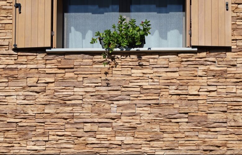 External,Wall,Covering,Made,Of,Striped,Stacked,Slabs,Of,Natural