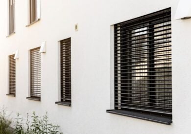 Non pulire tutti gli infissi allo stesso modo: quello che va bene sul PVC può rovinare altri materiali