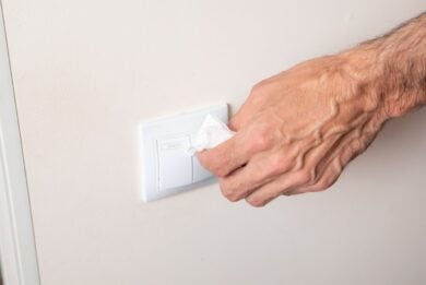 Pensi di pulire tutto in casa? C’è un dettaglio che tocchi ogni giorno e quasi sempre dimentichi