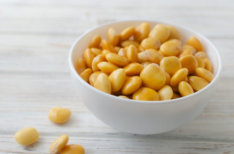 Lupini gialli in una ciotola bianca