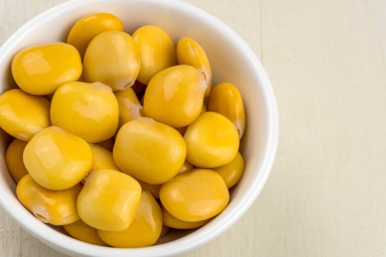 Lupini gialli in una ciotola bianca