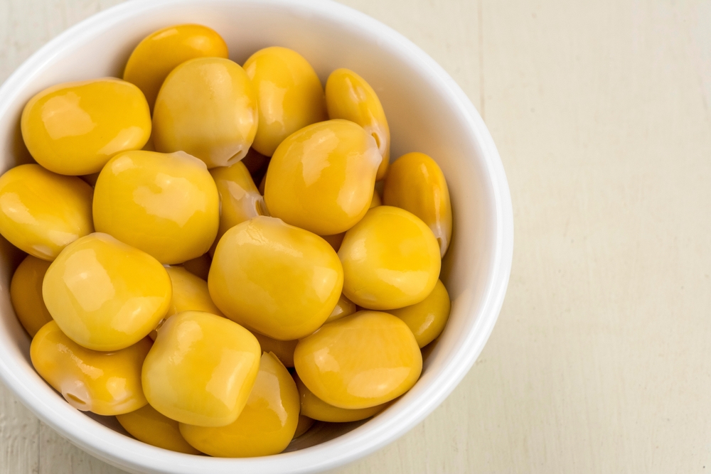 Lupini gialli in una ciotola bianca Lupini gialli in una ciotola bianca