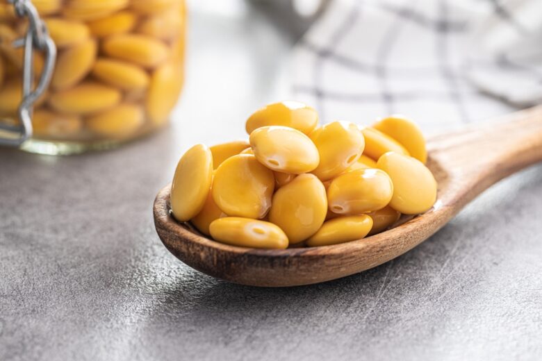Lupini gialli in una ciotola bianca