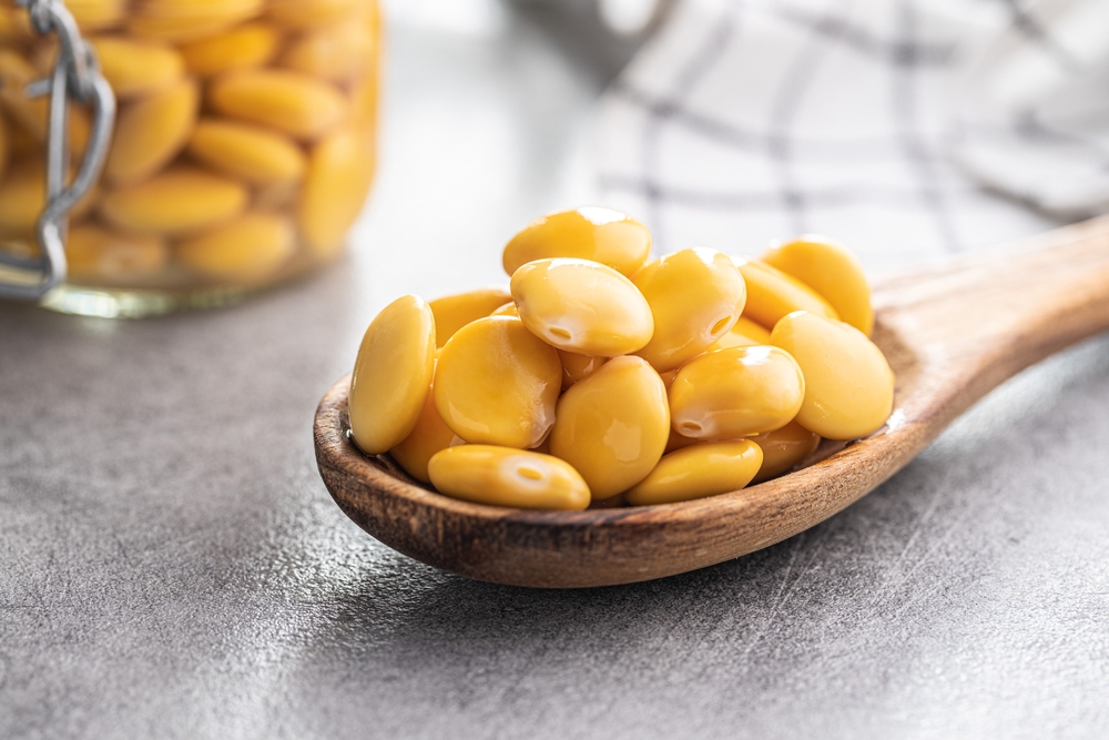 Lupini gialli in una ciotola bianca Lupini gialli in una ciotola bianca