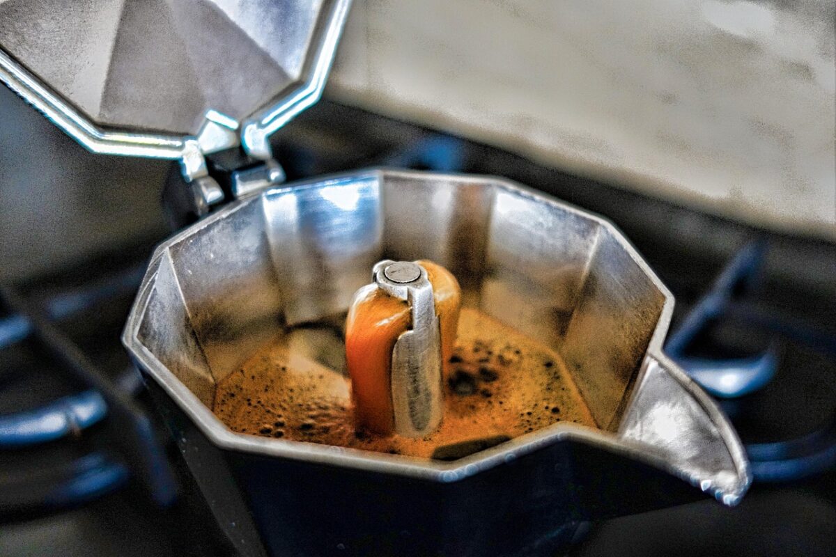 Moka aperta con dentro caffè appena fatto Moka aperta con dentro caffè appena fatto