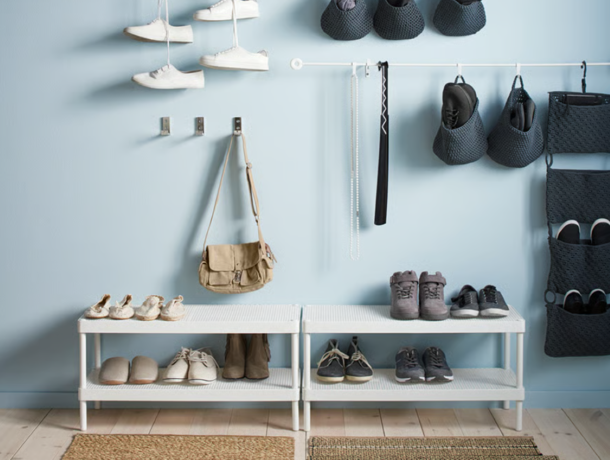 Piove e le scarpe finiscono ovunque? IKEA sistema l’ingresso con meno di 30 euro
