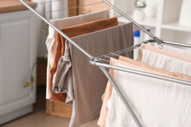 Dove nascondere lo stendino in una casa piccola? Quattro posti furbi a cui forse non hai mai pensato
