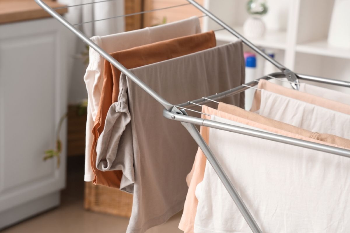 Dove nascondere lo stendino in una casa piccola? Quattro posti furbi a cui forse non hai mai pensato
