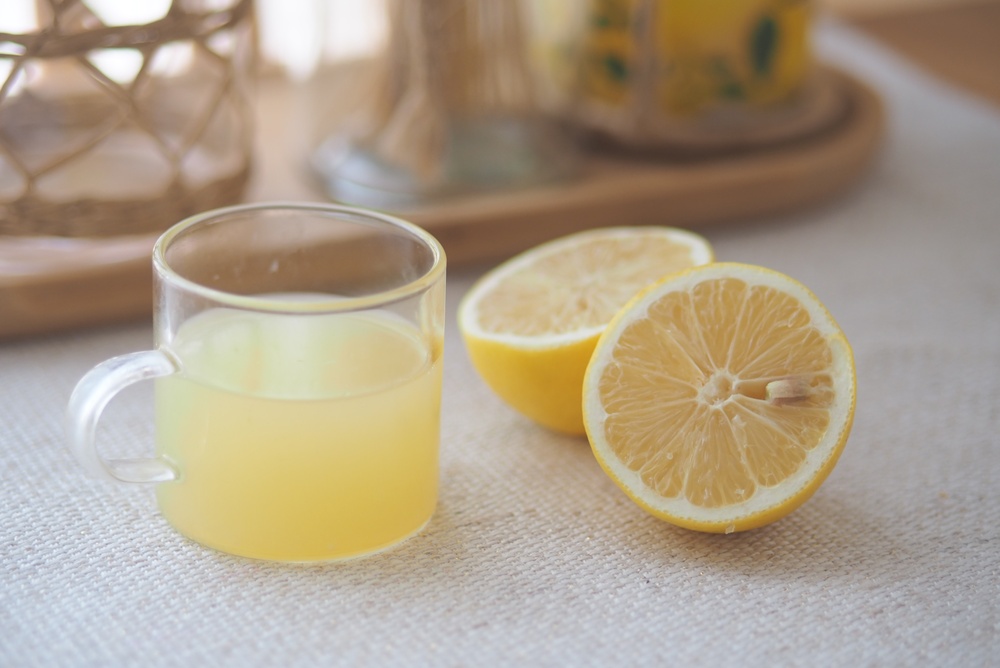 Fresh,Lemon,Juice,On,A,Table,With,Sliced,Lemon,Fruit Fresh,Lemon,Juice,On,A,Table,With,Sliced,Lemon,Fruit