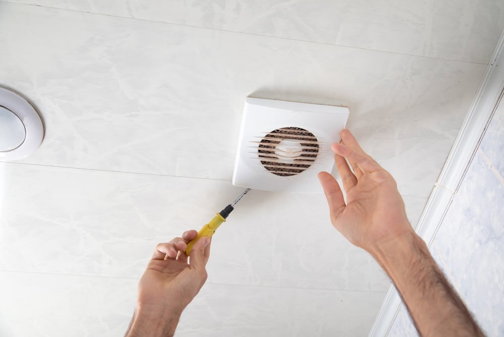Puliamo tutto il bagno ma ci dimentichiamo quasi sempre di questo dettaglio sul soffitto