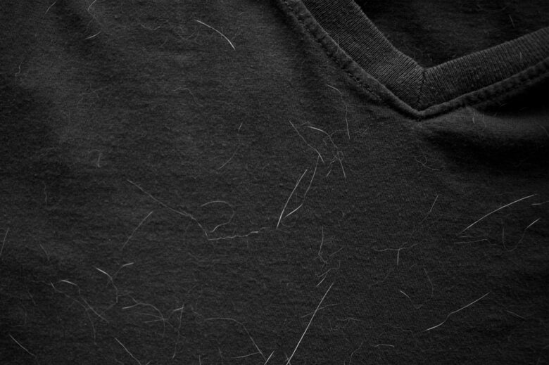 Maglietta di colore nero con peli di animale domestico di colore bianco
