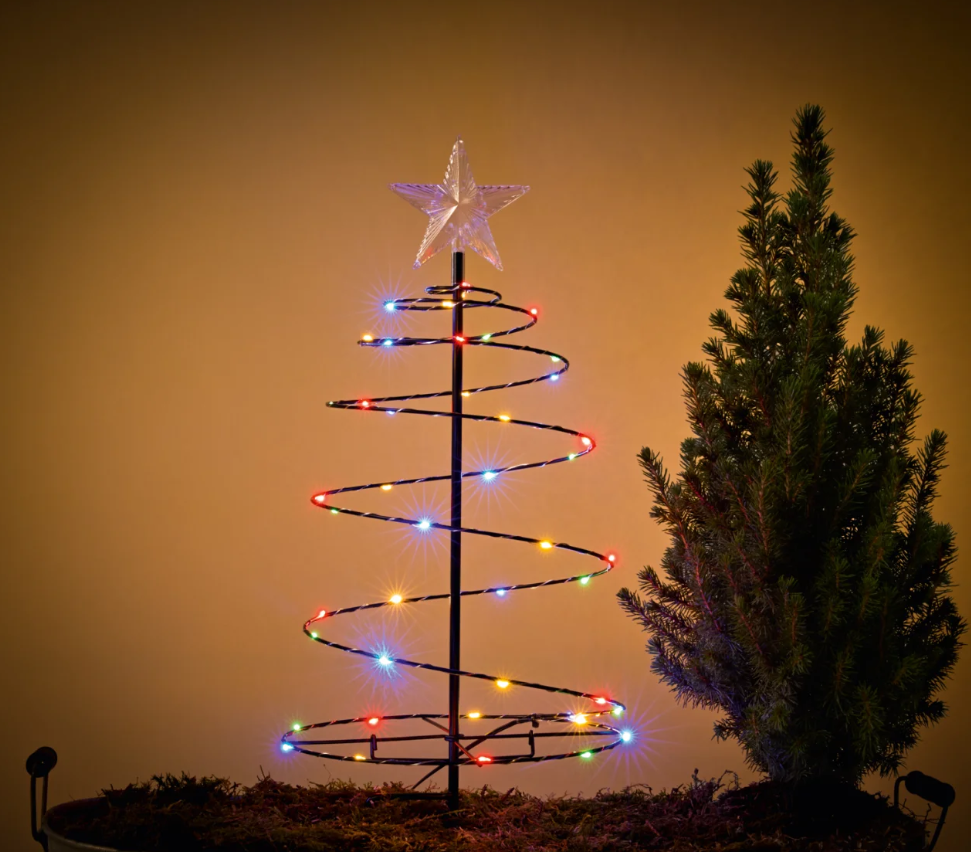 Lampada decorativa luminosa a forma di abete proposta da Lidl