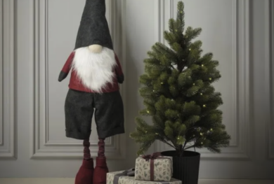 Non serve un grande soggiorno per fare l’albero di Natale: JYSK propone idee per piccoli spazi